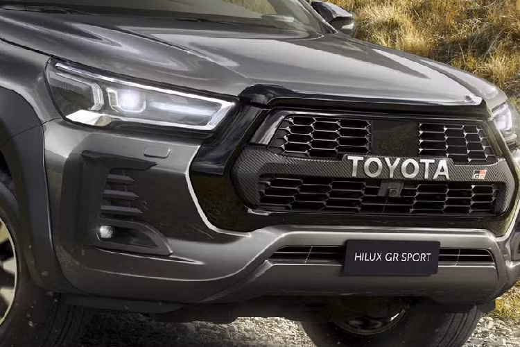 Toyota Hilux GR Sport 2022 mới dùng vành 17 inch đa chấu hai màu trong khi phiên bản tại Thái Lan và Nhật Bản có màu đen. Ngoài các yếu tố trang trí, nhà sản xuất tập trung vào vận hành ở Hilux GR Sport như hệ thống treo. Cụ thể, lò xo và bộ giảm chấn ở trục trước được nâng cấp giúp xe di chuyển ổn định trong các điều kiện khắc nghiệt. Xe vẫn dùng hệ thống treo dạng lá nhíp ở trục sau.