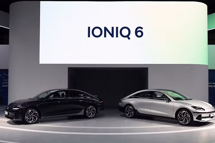 Vào hôm 29/6/2022 vừa qua, hãng Hyundai đã vén màn mẫu sedan thuần điện hoàn toàn mới mang tên Ioniq 6. Đến nay, khi tham gia triển lãm Ô tô Quốc tế Busan 2022 hiện đang diễn ra tại Hàn Quốc, Hyundai Ioniq 6 2023 mới đã góp mặt và chính thức công bố mức giá bán.