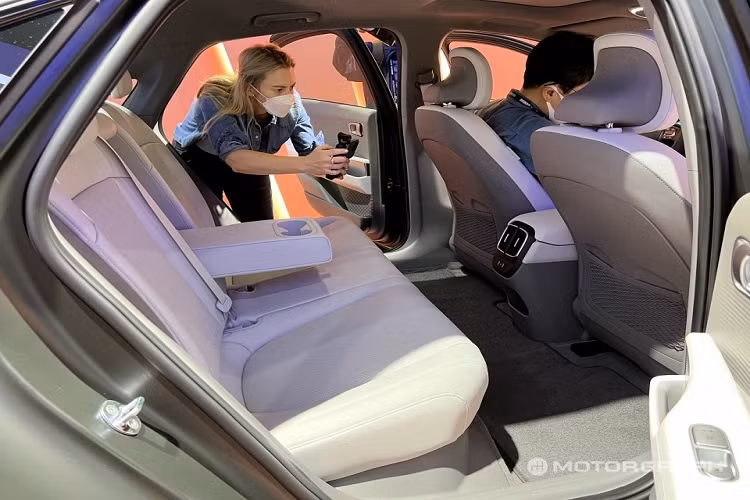 Chưa hết, xe còn có hệ thống đèn viền 64 màu với 6 cách phối 2 màu, bệ tì tay trên cửa được thiết kế dốc xuống dưới và không tích hợp các nút bấm như thông thường, hàng ghế sau rộng rãi cùng những chất liệu nội thất thân thiện với môi trường.