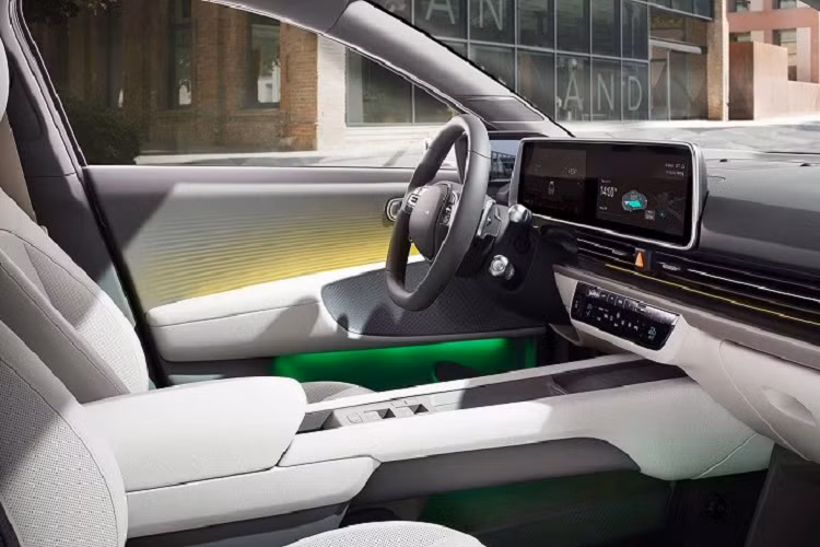 Bên trong Hyundai Ioniq 6 2023 là không gian nội thất hiện đại và đậm chất tương lai. Xe được trang bị 2 màn hình 12,3 inch nối liền với nhau, vô lăng vát đáy thể thao và cửa gió điều hòa kéo dài hết mặt táp-lô. Nằm ở hai đầu của mặt táp-lô là cặp màn hình nhỏ để hiển thị hình ảnh do camera kỹ thuật số bên ngoài thu được.