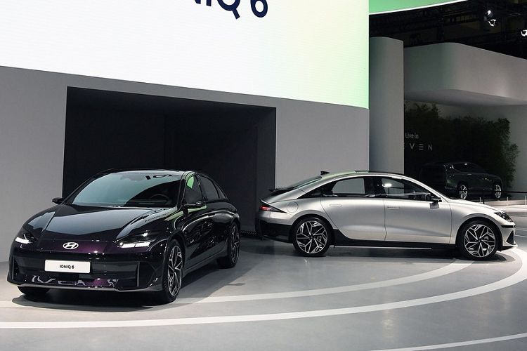 Cụ thể, giá xe Hyundai Ioniq 6 2023 ở thị trường nội địa Hàn Quốc sẽ dao động trong khoảng từ 55 - 65 triệu Won (tương đương 984 triệu đến 1,16 tỷ đồng). Giá bán này chưa bao gồm các khoản thuế. Khi mua Hyundai Ioniq 6 2023, khách hàng Hàn Quốc có thể chọn 1 trong 2 loại pin là 53 kWh và 77,4 kWh.