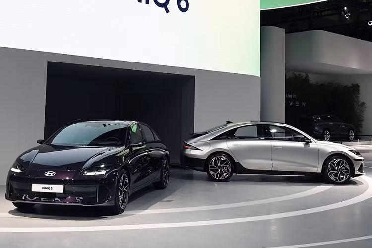 Cụ thể, giá xe Hyundai Ioniq 6 2023 ở thị trường nội địa Hàn Quốc sẽ dao động trong khoảng từ 55 - 65 triệu Won (tương đương 984 triệu đến 1,16 tỷ đồng). Giá bán này chưa bao gồm các khoản thuế. Khi mua Hyundai Ioniq 6 2023, khách hàng Hàn Quốc có thể chọn 1 trong 2 loại pin là 53 kWh và 77,4 kWh.