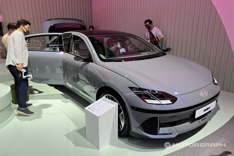 Cụm pin 77,4 kWh cho phép xe chạy được 524 km theo tiêu chuẩn nội địa. Hãng Hyundai hi vọng xe có thể đạt được phạm vi di chuyển 610 km theo tiêu chuẩn WLTP tại châu Âu. Có được phạm vi di chuyển này một phần là nhờ thiết kế khí động lực học của Hyundai Ioniq 6 2023. Ngoài thiết kế ngoại thất mượt mà, mẫu sedan thuần điện này còn có hốc gió đóng/mở chủ động và cánh gió sau, mang đến hệ số lực cản không khí chỉ 0,21 Cd, ngang ngửa Mercedes-Benz EQS.