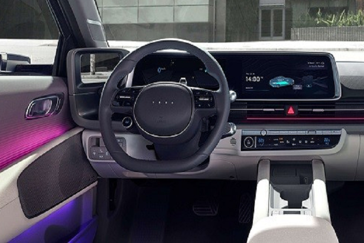 Bên ngoài, mẫu xe này có khá nhiều chi tiết thiết kế đáng chú ý như cụm đèn pha LED ma trận, dải đèn LED định vị ban ngày và đèn hậu dạng điểm ảnh, cản trước phối 2 màu, 6 đèn nhỏ báo dung lượng pin bên dưới hốc gió trung tâm, nóc dốc về phía sau theo phong cách xe coupe, tay nắm cửa nằm chìm vào thân xe, camera kỹ thuật số thay cho gương chiếu hậu hay vành hợp kim đa chấu. Đặc biệt, xe còn có 2 cánh gió phía sau, 1 cánh gió nằm ngay trên đèn hậu và cánh gió còn lại nối liền với kính cửa sau, tích hợp đèn phanh LED.