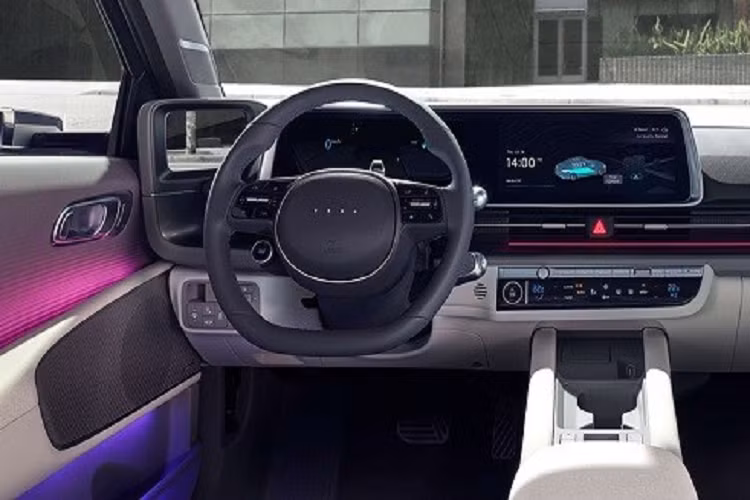 Bên ngoài, mẫu xe này có khá nhiều chi tiết thiết kế đáng chú ý như cụm đèn pha LED ma trận, dải đèn LED định vị ban ngày và đèn hậu dạng điểm ảnh, cản trước phối 2 màu, 6 đèn nhỏ báo dung lượng pin bên dưới hốc gió trung tâm, nóc dốc về phía sau theo phong cách xe coupe, tay nắm cửa nằm chìm vào thân xe, camera kỹ thuật số thay cho gương chiếu hậu hay vành hợp kim đa chấu. Đặc biệt, xe còn có 2 cánh gió phía sau, 1 cánh gió nằm ngay trên đèn hậu và cánh gió còn lại nối liền với kính cửa sau, tích hợp đèn phanh LED.