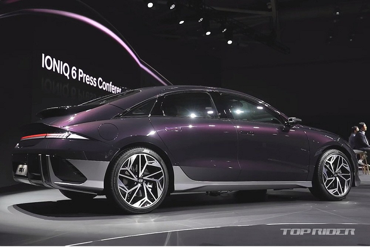 Ngoài ra, xe còn được trang bị hệ dẫn động cầu sau RWD tiêu chuẩn hoặc hệ dẫn động 4 bánh toàn thời gian AWD tùy chọn. Ở bản dẫn động cầu sau, Hyundai Ioniq 6 2023 dùng mô-tơ điện có công suất tối đa 228 mã lực và mô-men xoắn cực đại 350 Nm. Trong khi đó, Hyundai Ioniq 6 AWD 2023 sẽ dùng 2 mô-tơ điện với công suất tổng cộng 352 mã lực và mô-men xoắn cực đại 605 Nm.