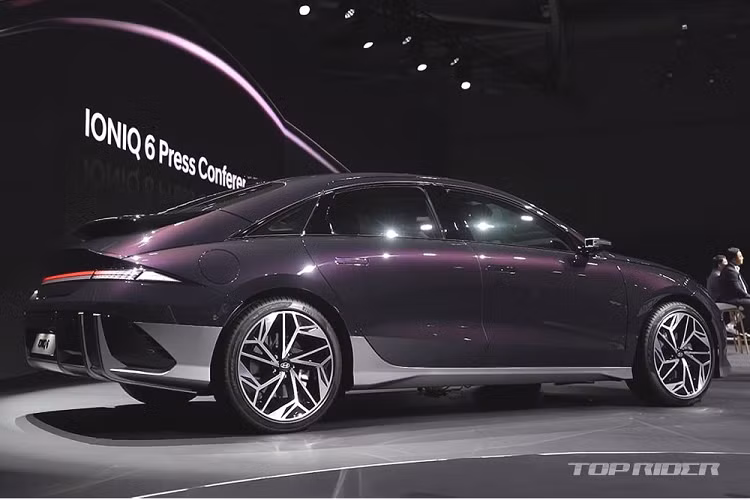 Ngoài ra, xe còn được trang bị hệ dẫn động cầu sau RWD tiêu chuẩn hoặc hệ dẫn động 4 bánh toàn thời gian AWD tùy chọn. Ở bản dẫn động cầu sau, Hyundai Ioniq 6 2023 dùng mô-tơ điện có công suất tối đa 228 mã lực và mô-men xoắn cực đại 350 Nm. Trong khi đó, Hyundai Ioniq 6 AWD 2023 sẽ dùng 2 mô-tơ điện với công suất tổng cộng 352 mã lực và mô-men xoắn cực đại 605 Nm.