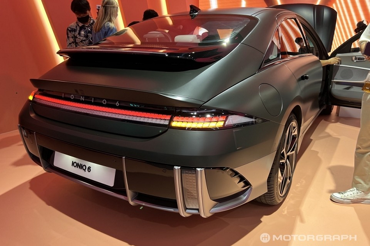 Theo hãng Hyundai, phiên bản dùng pin 77,4 kWh và dẫn động AWD của xe có thể tăng tốc từ 0-100 km/h trong thời gian chỉ 5,1 giây. Con số này khá ấn tượng với một mẫu sedan có kích thước lớn như Hyundai Ioniq 6 2023. Được phát triển dựa trên cơ sở gầm bệ E-GMP dành riêng cho ô tô điện, tương tự Ioniq 5, Kia EV6 và Genesis GV60, Ioniq 6 sở hữu chiều dài 4.855 mm, chiều rộng 1.880 mm, chiều cao 1.495 mm cùng chiều dài cơ sở 2.950 mm.