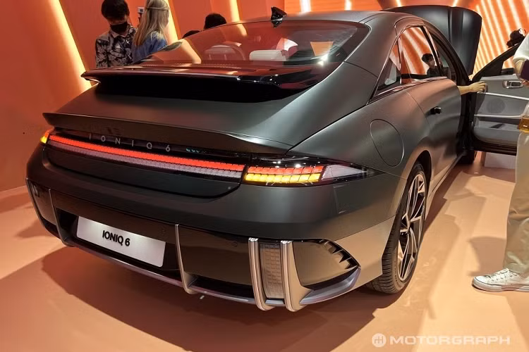 Theo hãng Hyundai, phiên bản dùng pin 77,4 kWh và dẫn động AWD của xe có thể tăng tốc từ 0-100 km/h trong thời gian chỉ 5,1 giây. Con số này khá ấn tượng với một mẫu sedan có kích thước lớn như Hyundai Ioniq 6 2023. Được phát triển dựa trên cơ sở gầm bệ E-GMP dành riêng cho ô tô điện, tương tự Ioniq 5, Kia EV6 và Genesis GV60, Ioniq 6 sở hữu chiều dài 4.855 mm, chiều rộng 1.880 mm, chiều cao 1.495 mm cùng chiều dài cơ sở 2.950 mm.