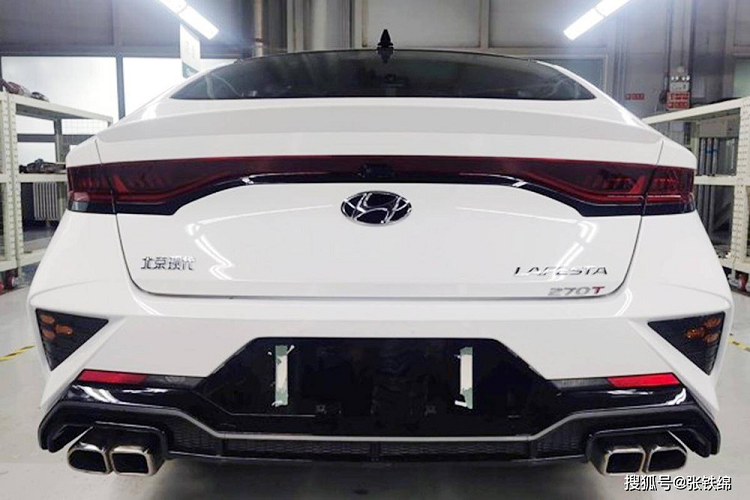 Bên trong Hyundai Lafesta 2023 là không gian nội thất có nhiều chi tiết mới như vô lăng, bảng đồng hồ kỹ thuật và màn hình cảm ứng trung tâm. Trong đó, bảng đồng hồ và màn hình cảm ứng trung tâm nối liền với nhau, tạo thành một khối nằm độc lập trên mặt táp-lô thay vì tách riêng như cũ.