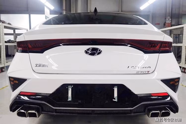 Bên trong Hyundai Lafesta 2023 là không gian nội thất có nhiều chi tiết mới như vô lăng, bảng đồng hồ kỹ thuật và màn hình cảm ứng trung tâm. Trong đó, bảng đồng hồ và màn hình cảm ứng trung tâm nối liền với nhau, tạo thành một khối nằm độc lập trên mặt táp-lô thay vì tách riêng như cũ.