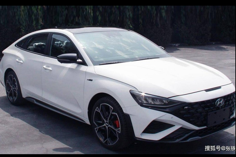 Hyundai Lafesta là mẫu sedan hạng C đã lần đầu tiên trình làng tại thị trường Trung Quốc vào năm 2018 đồng thời được định vị giữa Elantra và Sonata. Sau 4 năm, mẫu xe này chuẩn bị được bổ sung phiên bản nâng cấp giữa vòng đời. Trước thời điểm ra mắt, Hyundai Lafesta 2023 mới đã lộ diện qua những hình ảnh rò rỉ.