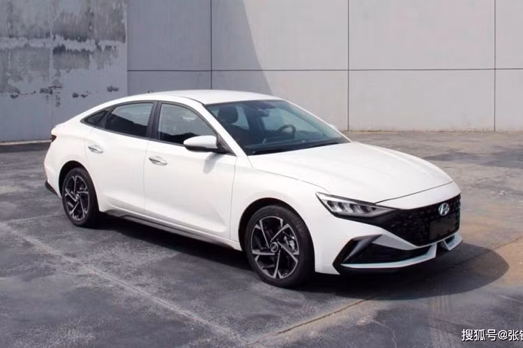 Do liên doanh Beijing Hyundai phát triển, Lafesta mới được bổ sung thiết kế nâng cấp nhẹ. Cụ thể, mẫu sedan hạng C này được trang bị thiết kế lưới tản nhiệt mới với kích thước lớn hơn, mở rộng sang hai bên. Tiếp đến là cản trước mới và có thiết kế thay đổi theo phiên bản.