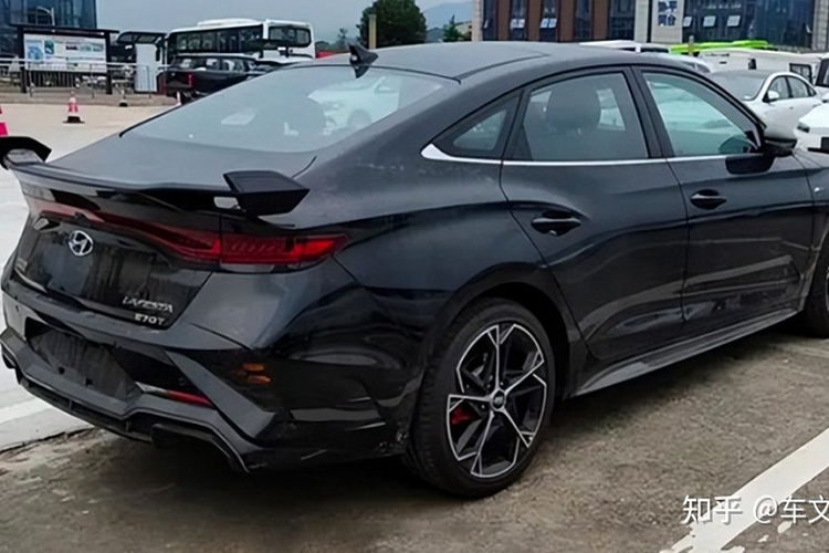 Bên dưới màn hình trung tâm có thêm một dãy phím màu bạc mới. Thêm vào đó là những nút bấm bằng kim loại mới phía dưới màn hình của hệ thống điều hòa. Đặc biệt, Hyundai Lafesta 2023 còn được bổ sung động cơ mới. Đây là động cơ xăng 4 xi-lanh, tăng áp, dung tích 1.5L với công suất tối đa 200 mã lực.