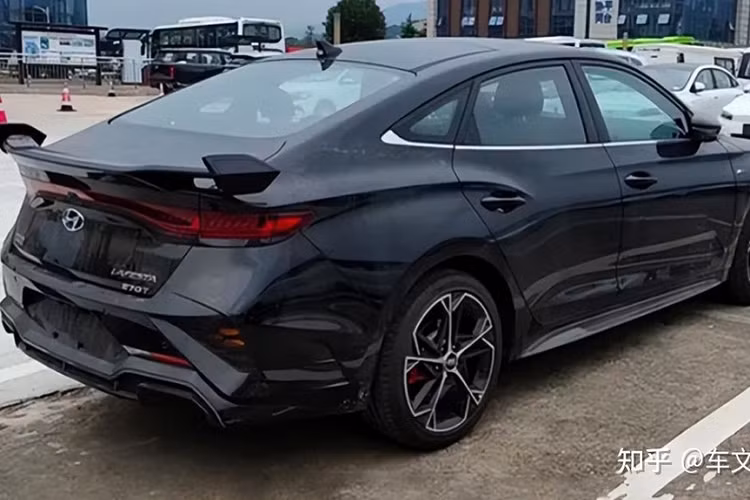 Bên dưới màn hình trung tâm có thêm một dãy phím màu bạc mới. Thêm vào đó là những nút bấm bằng kim loại mới phía dưới màn hình của hệ thống điều hòa. Đặc biệt, Hyundai Lafesta 2023 còn được bổ sung động cơ mới. Đây là động cơ xăng 4 xi-lanh, tăng áp, dung tích 1.5L với công suất tối đa 200 mã lực.