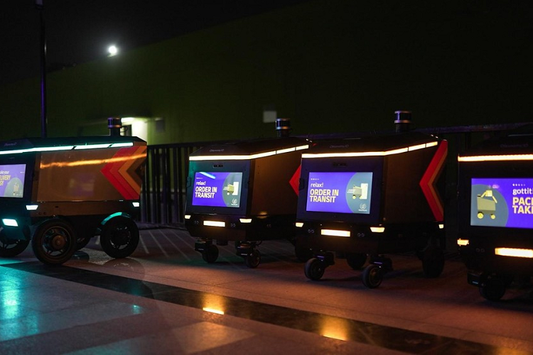 Ottobot giao hàng tự động là sự sáng tạo của công ty khởi nghiệp công nghệ Ottonomy. Công ty đã bắt đầu các thử nghiệm thí điểm vào năm 2020, và kể từ đó đã hoàn thiện sản phẩm của mình thành sản phẩm đáng yêu xuất hiện tại CES 2022: một cỗ máy sẵn sàng khuấy động các ngành bán lẻ và nhà hàng.