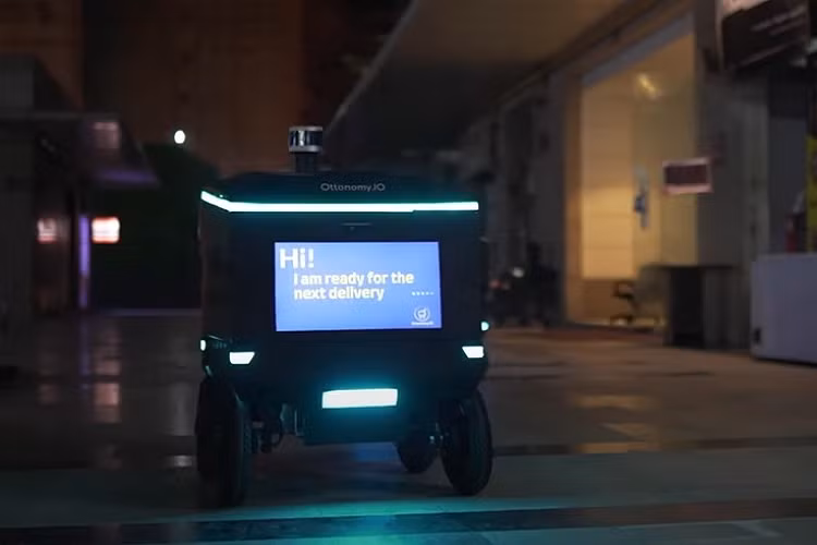 Cơn đại dịch đang diễn ra vẫn tiếp tục ảnh hưởng đến hành vi mua sắm của người tiêu dùng trên thế giới, làm thay đổi cách các công ty cung cấp hàng hóa. Kết quả là việc giao hàng không tiếp xúc đã trở nên phổ biến hơn, với các rô bốt tự hành xuất hiện để cung cấp nhu cầu.