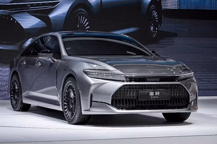 Khác với trước đây, Toyota Crown thế hệ mới sẽ được bày bán tại nhiều thị trường quốc tế thay vì chỉ giới hạn ở Nhật Bản. Dự kiến, xe sẽ được bán ra thị trường vào năm 2024, cùng với Toyota Crown Sport và Crown Estate.