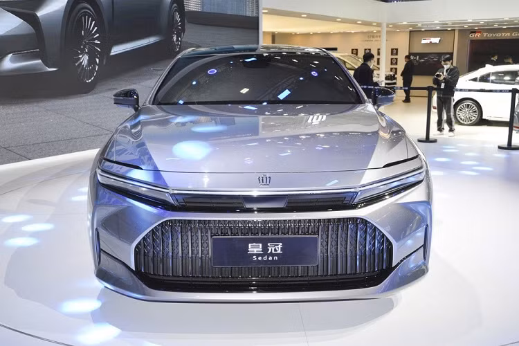 Nếu như Crown Crossover sở hữu thiết kế phá cách thì Toyota Crown Sedan mang trên mình ngoại hình truyền thống hơn và gần gũi với thế hệ cũ nhất.Tuy nhiên, mẫu xe sedan này vẫn được áp dụng ngôn ngữ thiết kế mới của hãng Toyota. Có thể thấy rõ điều này qua thiết kế đèn pha LED khá hẹp, giống với những mẫu xe mới của Toyota như bZ4X và bZ3.