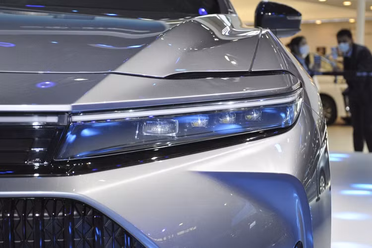 Trong khi đó, dải đèn LED định vị ban ngày của xe được thiết kế vắt ngang đầu xe. Nằm giữa 2 đèn pha là lưới tản nhiệt hẹp, được chia làm đôi. Trong khi đó, phía dưới là hốc gió trung tâm cỡ lớn với những nan nằm dọc. Ôm lấy hốc gió trung tâm là nẹp màu đen bóng, kéo dài đến khe gió giả nằm dọc ở hai góc cản trước.