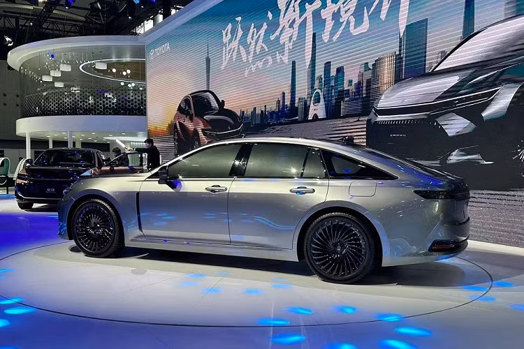 Phía trên đèn hậu là logo khá nhỏ của hãng Toyota trong khi đầu xe đi kèm logo hình vương miện đặc trưng của dòng xe Crown. Bên dưới đèn hậu là tem chữ nổi "Crown". Trong khi đó, cản sau tích hợp nẹp màu đen và đèn phản quang nằm ngang. Những chi tiết thiết kế này khiến phần đuôi xe trông rộng và bề thế hơn.