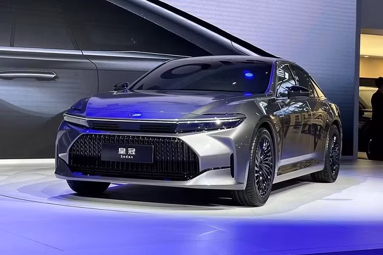 Sau gần nửa năm, hãng Toyota tiếp tục giới thiệu cặp đôi Toyota Crown Crossover và Crown Sedan ở thị trường ngoài Nhật Bản, đó là Trung Quốc. Cụ thể hơn, 2 mẫu xe này hiện đang được trưng bày trong triển lãm Ô tô Quảng Châu 2022 diễn ra tại đất nước tỷ dân.