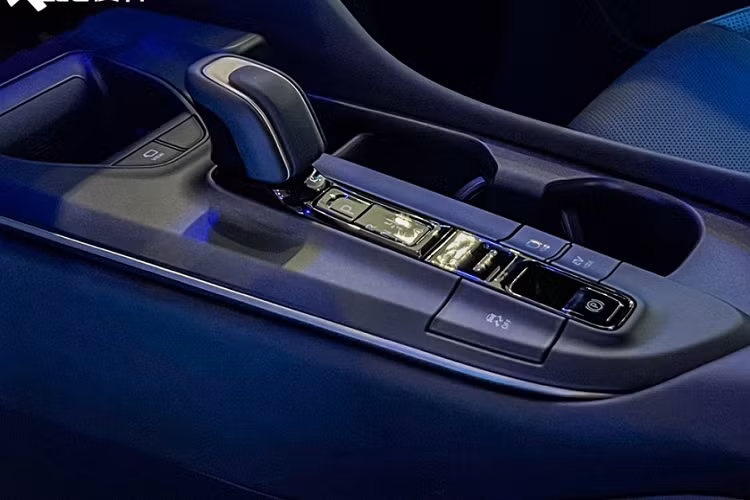 Thứ hai là hệ truyền động hybrid Dual Boost Hybrid System với máy xăng 4 xi-lanh thẳng hàng, tăng áp, dung tích 2.4L, tạo ra công suất tối đa 272 mã lực và mô-men xoắn cực đại 460 Nm. Ở phiên bản dẫn động cầu trước FWD, xe sẽ dùng mô-tơ điện mạnh 82,9 mã lực và 292 Nm cũng như hộp số tự động 6 cấp.