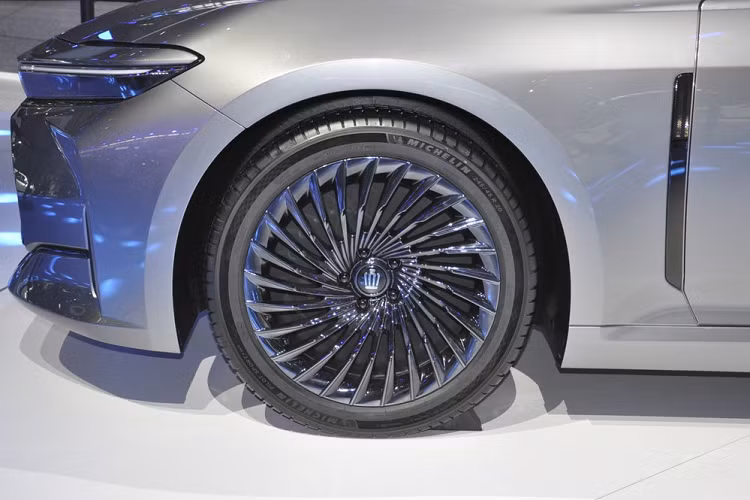 Đáng tiếc là hiện hãng Toyota chưa công bố thông số kỹ thuật chi tiết của Crown Sedan. Chỉ biết rằng, mẫu sedan cỡ lớn này sở hữu chiều dài 5.030 mm, chiều rộng 1.890 mm, chiều cao 1.470 mm và chiều dài cơ sở 3.000 mm. So với thế hệ cũ, xe dài hơn 120 mm, rộng hơn 90 mm, cao hơn 25 mm và chiều dài cơ sở tăng 80 mm.