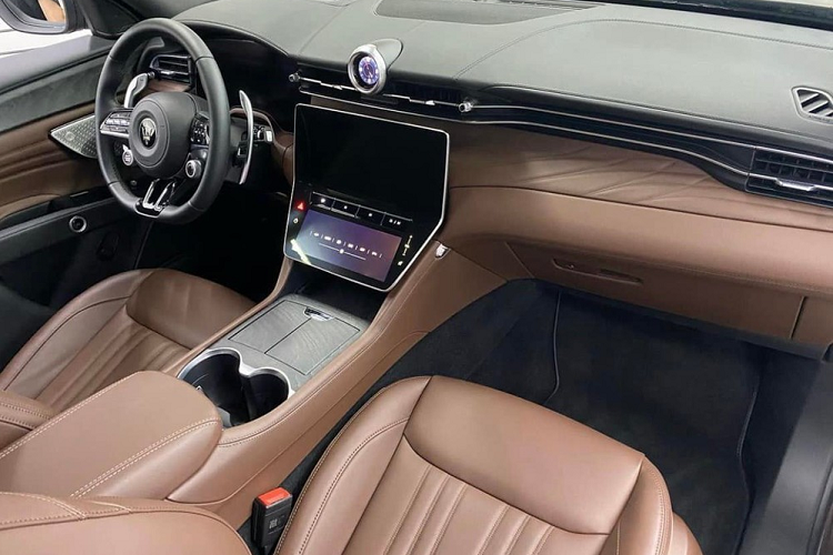 Mức giá này dành cho phiên bản Maserati Grecale GT, còn 3 bản Modena, Trofeo và bản đặc biệt PrimaSerie chưa có giá cụ thể. Thời gian bàn giao lô xe SUV hạng sang cỡ nhỏ Maserati Grecale GT đầu tiên tại Việt Nam được tiết lộ vào năm sau.