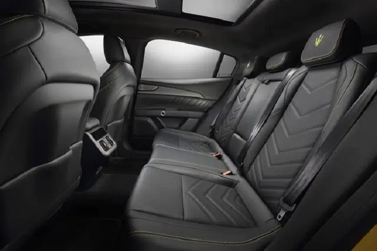 Về kiểu dáng, mãu xe SUV Maserati Grecale có kích thước tổng thể Dài x Rộng x Cao ở mức 4.859 x 1.979 x 1.659 mm, và chiều dài cơ sở 2.901 mm. Trang bị ở nội thất xe Maserati Grecale có màn hình giải trí đôi, trong đó màn hình trên có kích thước 12.3 inch và màn hình cảm ứng điều khiển ở dưới có kích thước 8.8 inch.