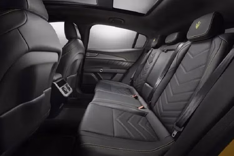 Về kiểu dáng, mãu xe SUV Maserati Grecale có kích thước tổng thể Dài x Rộng x Cao ở mức 4.859 x 1.979 x 1.659 mm, và chiều dài cơ sở 2.901 mm. Trang bị ở nội thất xe Maserati Grecale có màn hình giải trí đôi, trong đó màn hình trên có kích thước 12.3 inch và màn hình cảm ứng điều khiển ở dưới có kích thước 8.8 inch.