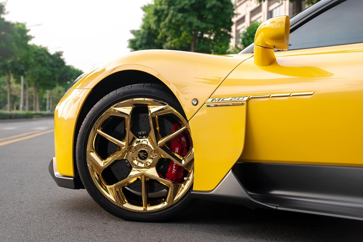 Ngoài ra, để khẳng định sự độc quyền của siêu xe, EAC còn bổ sung dòng chữ "Exclusive Edition" cùng con số 01/01 trên thanh ốp 2 bên cửa. Mã hiệu "MC20" đặt dọc theo ốp cửa cũng được mạ vàng bắt mắt.