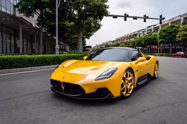 Theo EAC chia sẻ, bộ mâm ban đầu đã được tẩy sơn, xử lý nền đạt tiêu chuẩn cao, đánh bóng và mạ vàng 18K. Đội ngũ kỹ thuật chuyên trách của EAC Việt Nam đã phải mất đến 320 giờ để hoàn thành 4 chiếc mâm này.