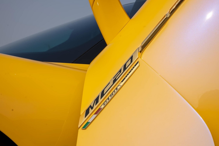 Chưa dừng lại ở đó, phiên bản đặc biệt này còn có loạt chữ cái được gia công sản xuất bằng kỹ thuật cơ khí chính xác, ghép thành tên riêng "CASIKEN" trên nắp cốp sau. Khung biển số Maserati MC20 Exclusive Edition cũng được thiết kế riêng. Ốp ống xả kép thể thao cũng được mạ vàng.