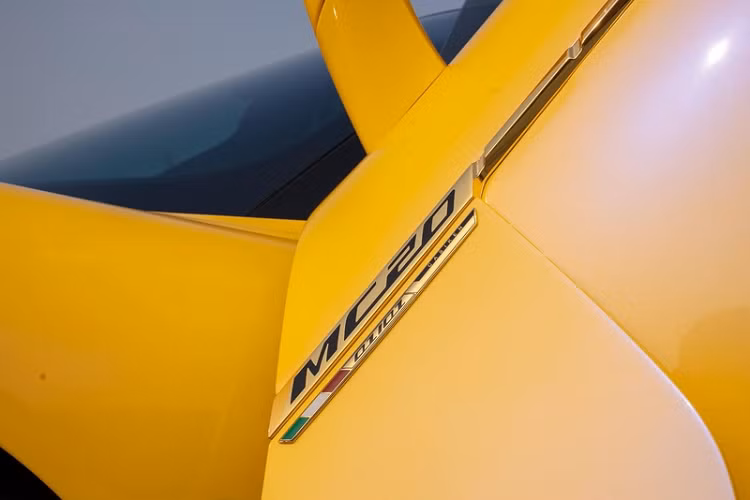 Chưa dừng lại ở đó, phiên bản đặc biệt này còn có loạt chữ cái được gia công sản xuất bằng kỹ thuật cơ khí chính xác, ghép thành tên riêng "CASIKEN" trên nắp cốp sau. Khung biển số Maserati MC20 Exclusive Edition cũng được thiết kế riêng. Ốp ống xả kép thể thao cũng được mạ vàng.