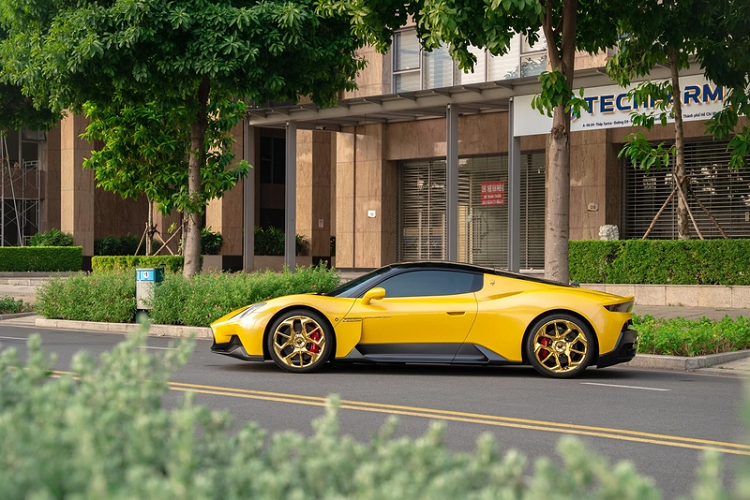 Đơn vị chế tác siêu phẩm Maserati MC20 mạ vàng thật độc đáo này là EAC Việt Nam, quá trình thực hiện diễn ra trong suốt 5 tuần với rất nhiều phương pháp thử nghiệm, đo đạc, tính toán, chỉnh sửa sao cho tương thích với bản thiết kế đã được duyệt.