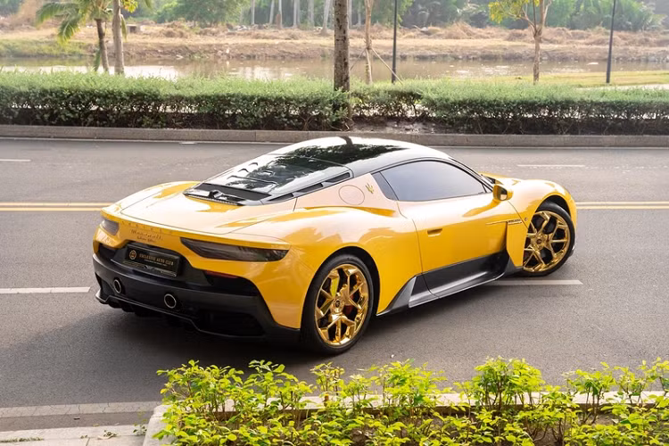 Thiết lập này giúp MC20 có thể tăng tốc từ 0 - 100 km/h chỉ trong 2,9 giây trước khi cán tốc độ tối đa 325 km/h.