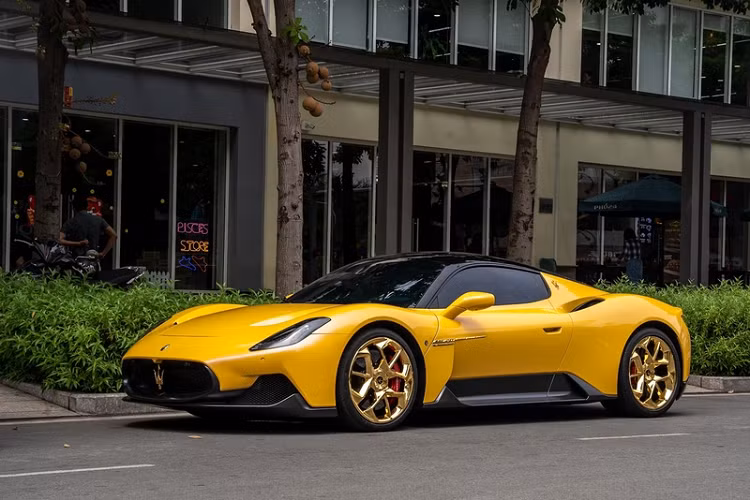 EAC đã giữ lại màu sơn vàng nguyên bản của Maserati MC20 và mạ vàng thật đối với toàn bộ chi tiết kim loại trên thân xe, ấn tượng nhất là logo Maserati và bộ mâm đa chấu kép 20 inch lạ mắt.