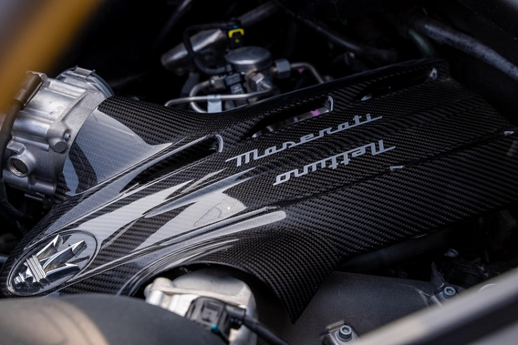 Ở bên trong, phần logo chiếc đinh ba đã được thay thế bằng logo CASIKEN (một biểu tượng Hoa lan Phi Điệp với số 70 chính giữa), dường như muốn nhấn mạnh danh tính chủ sở hữu của chiếc xe (là chủ một vườn lan ở Tây Ninh).