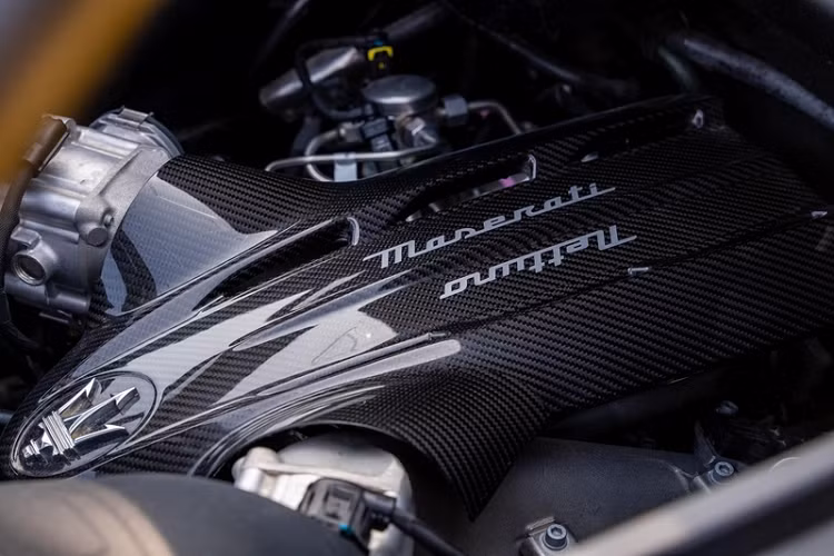 Ở bên trong, phần logo chiếc đinh ba đã được thay thế bằng logo CASIKEN (một biểu tượng Hoa lan Phi Điệp với số 70 chính giữa), dường như muốn nhấn mạnh danh tính chủ sở hữu của chiếc xe (là chủ một vườn lan ở Tây Ninh).