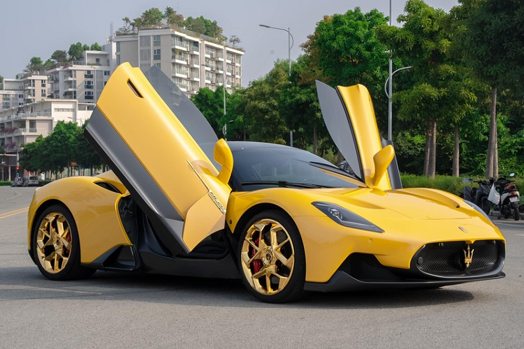 Việt Nam hiện chỉ có 2 chiếc MC20, cả 2 đều là xe nhập khẩu tư nhân. Mức giá xe Maserati MC20 được đồn đoán khoảng 15 - 20 tỷ đồng tùy trang bị đi kèm. Một trong 2 chiếc vừa được nâng cấp thêm bằng cách mạ vàng thật bởi vì chủ nhân muốn "xế yêu" trở nên nổi bật hơn nữa.