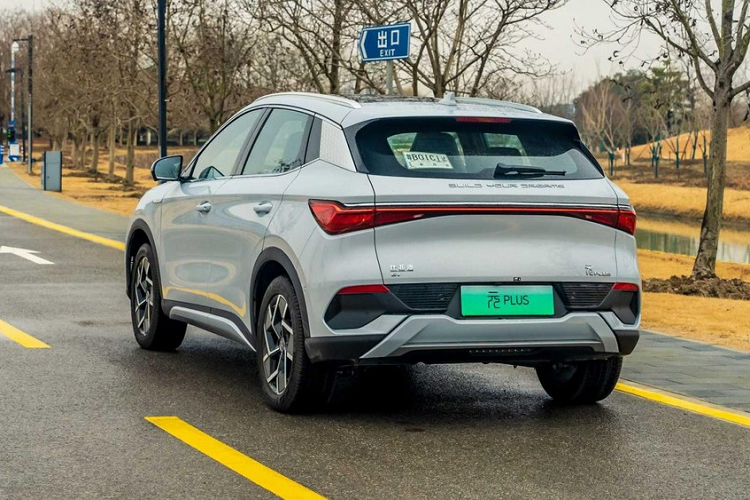 Với mẫu xe crossover không phát khí thải mới nhất của mình, Yuan Plus, thương hiệu này đang cho thấy một sự nâng cấp toàn diện, đặc biệt là trang bị và những tính năng tích hợp trong. Nhìn từ bên ngoài, BYD Yuan Plus 2022 mới trông có vẻ như là một chiếc xe điện nhạt nhẽo, phổ thông khác từ Trung Quốc với thiết kế khá đẹp nhưng thiếu cá tính riêng.