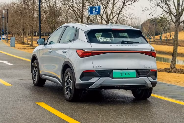 Với mẫu xe crossover không phát khí thải mới nhất của mình, Yuan Plus, thương hiệu này đang cho thấy một sự nâng cấp toàn diện, đặc biệt là trang bị và những tính năng tích hợp trong. Nhìn từ bên ngoài, BYD Yuan Plus 2022 mới trông có vẻ như là một chiếc xe điện nhạt nhẽo, phổ thông khác từ Trung Quốc với thiết kế khá đẹp nhưng thiếu cá tính riêng.