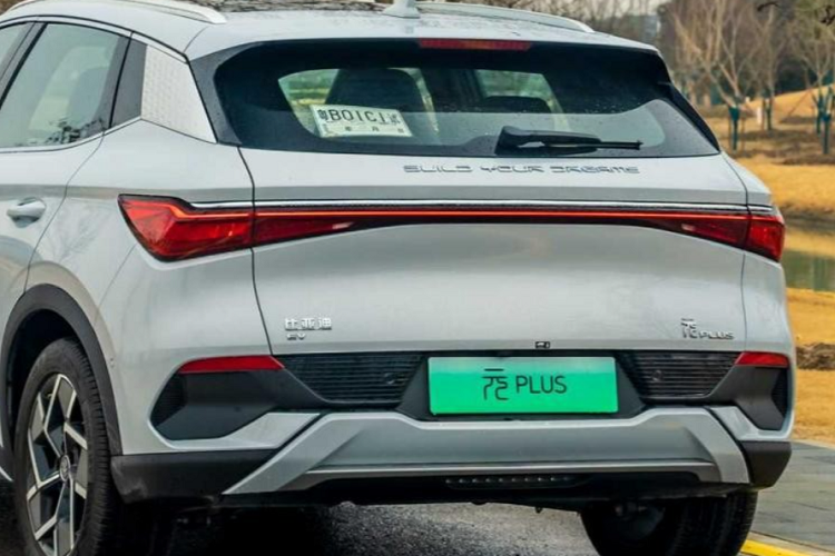 Thế nhưng, tính năng kỳ lạ nhất của mẫu crossover chạy điện hoàn toàn này là chức năng karaoke tích hợp sẵn. Nó đi kèm với một micrô đặt dưới bệ tỳ tay trên cụm điều khiển trung tâm phía trước, cho phép bạn đăng nhập vào các bài hát yêu thích thông qua hệ thống âm thanh của xe.