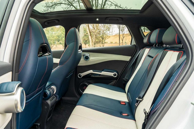 Lấy ví dụ các cửa gió bên dưới màn hình xoay trung tâm, chúng trông giống như là những quả tạ ở phòng tập gym. Trên mỗi tấm ốp cửa, bạn cũng sẽ tìm thấy 3 sợi dây giống như dây đàn guitar, và mỗi dây sẽ phát một nốt nhạc khác nhau khi bạn kéo nhẹ chúng.