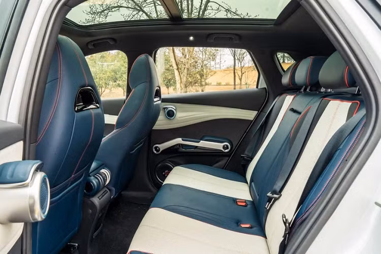 Lấy ví dụ các cửa gió bên dưới màn hình xoay trung tâm, chúng trông giống như là những quả tạ ở phòng tập gym. Trên mỗi tấm ốp cửa, bạn cũng sẽ tìm thấy 3 sợi dây giống như dây đàn guitar, và mỗi dây sẽ phát một nốt nhạc khác nhau khi bạn kéo nhẹ chúng.