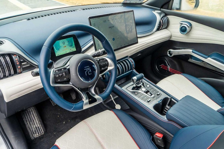 Tuy nhiên, nhìn từ những gì có trong video trải nghiệm xe mới từ kênh “Wheelsboy”, ta thấy nội thất của Yuan Plus tỏ ra rất thú vị với những tính năng kỳ lạ mà BYD đã lắp đặt ngay từ nhà máy.