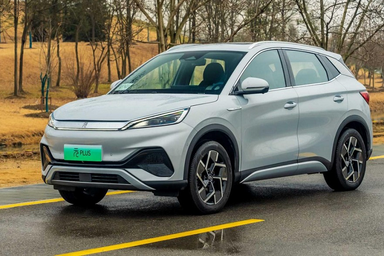 Thị trường xe điện ở Trung Quốc vẫn giữ đà tăng trưởng nhanh hơn bất cứ nơi nào khác trên thế giới. Tesla, cùng với các chi nhánh địa phương của nhiều nhà sản xuất xe lâu đời, đang phải vất vả cạnh tranh với danh sách những mẫu xe điện nội địa ngày một đông đảo từ các công ty xe Trung Quốc, và một trong những công ty mạnh nhất hiện tại là BYD hay Build Your Dreams.