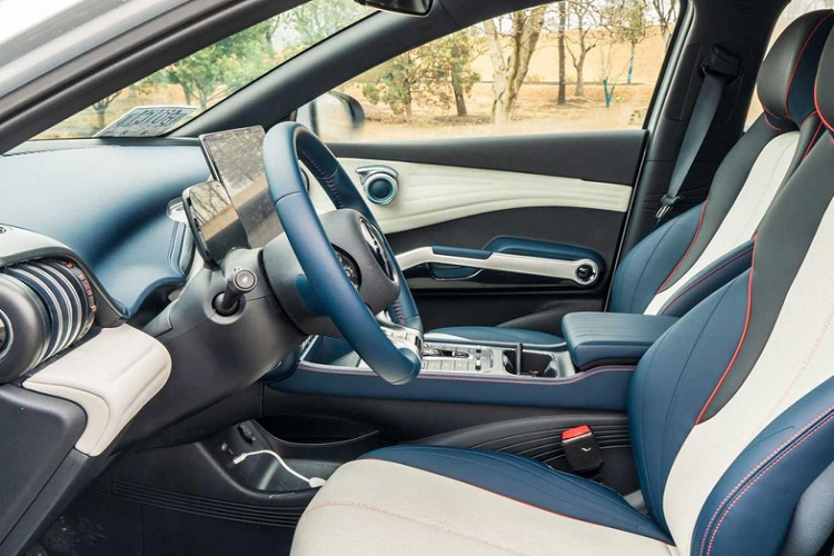 Yuan Plus tuân theo triết lý thiết kế được gọi là Dragon Face 3.0 và nói chung, mẫu crossover giống như được truyền cảm hưng bởi “thể dục âm nhạc”. Mới nghe qua thì điều này có vẻ vô nghĩa, nhưng một khi vào bên trong xe, bạn sẽ nhận thấy có rất nhiều điểm nhấn tương ứng với triết lý này.