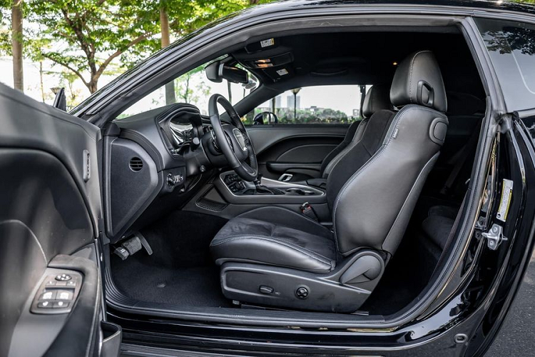 Vô-lăng xe được thiết kế dạng 3 chấu bọc da với các lỗ thông khí cùng hàng loạt phím bấm chức năng. Trong đó, chiếc xe này được Dodge cung cấp 2 chế độ ga tự động và ga tự động thích ứng mang đến nhiều lựa chọn hơn cho người dùng. Ở phía sau, cụm đồng hồ dạng Analog kết hợp với màn hình trung tâm hiển thị thông tin vận hành.